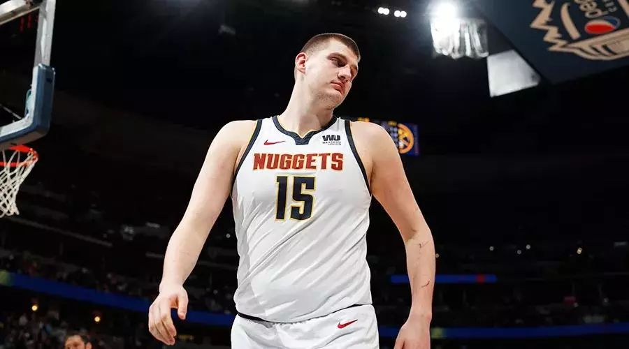 NBA约基奇补时争议三分绝杀勇士，终结对手七连胜登顶西部引热议
